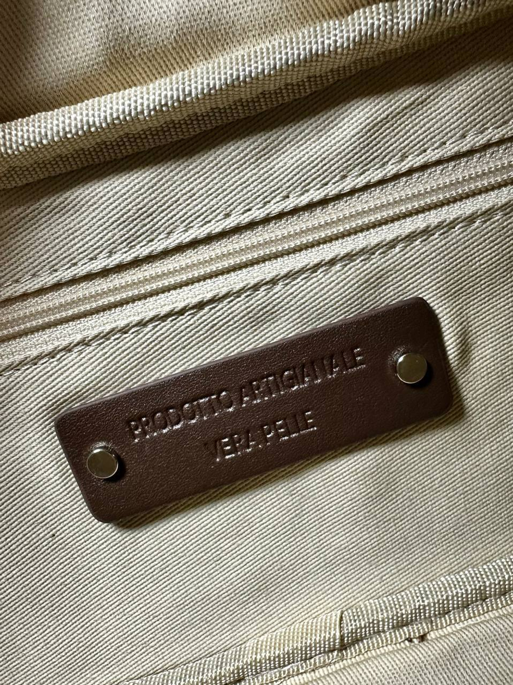 Женская замшевая сумка-багет коричневого цвета