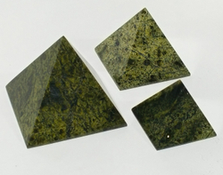 Пирамида из змеевика 65-65-65мм
