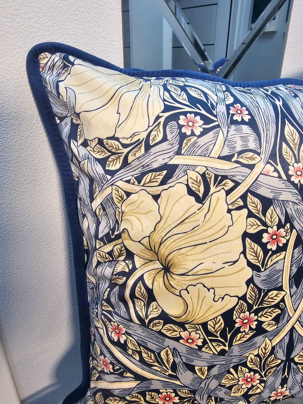 Бархатная подушка с дизайном по мотивам Уильяма Морриса