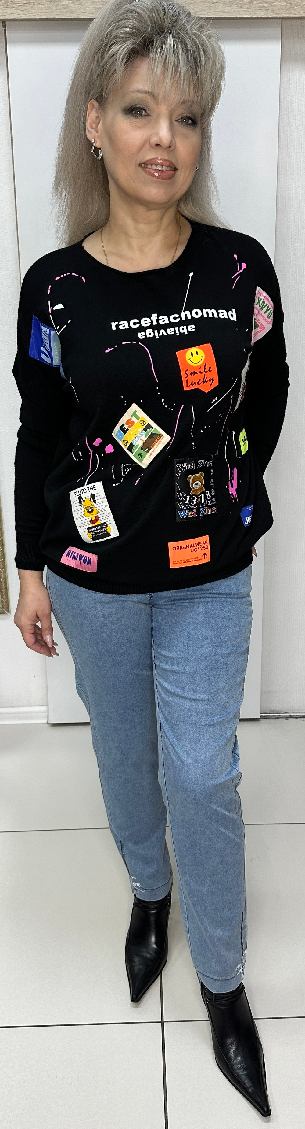 Черный джемпер с ярким принтом по лицевой стороне