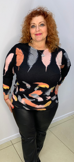 Тонкий джемпер с изображением цветных перьев