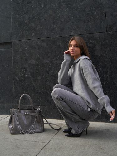 Серый шерстяной свитер с откидным воротником