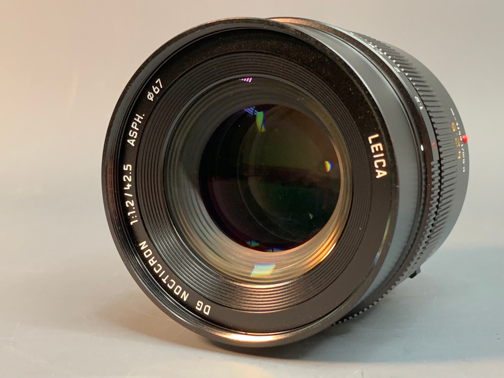 Panasonic Nocticron 42.5mm f/1.2 Asph DG O.I.S.