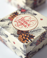 Новогодний картонный футляр с рисунком зимнего леса для комплекта украшений