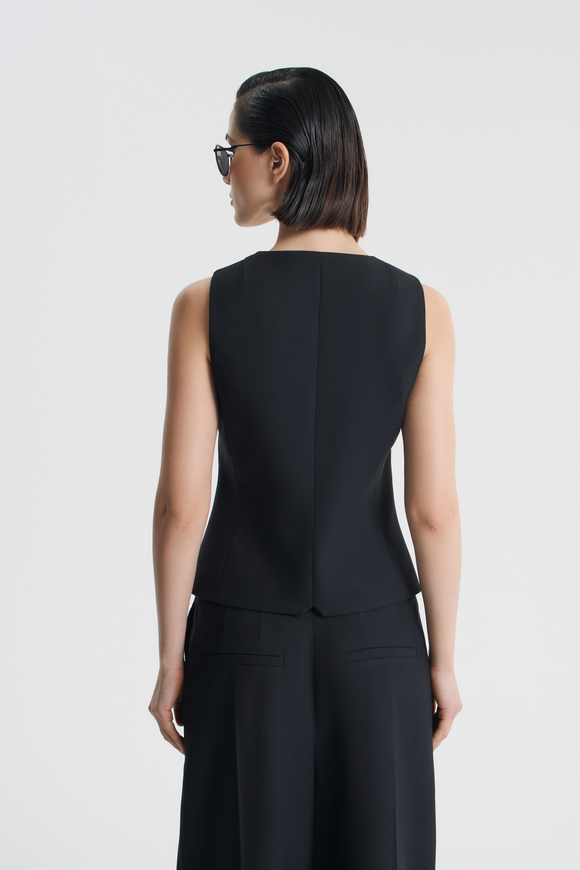 Жилет приталенный