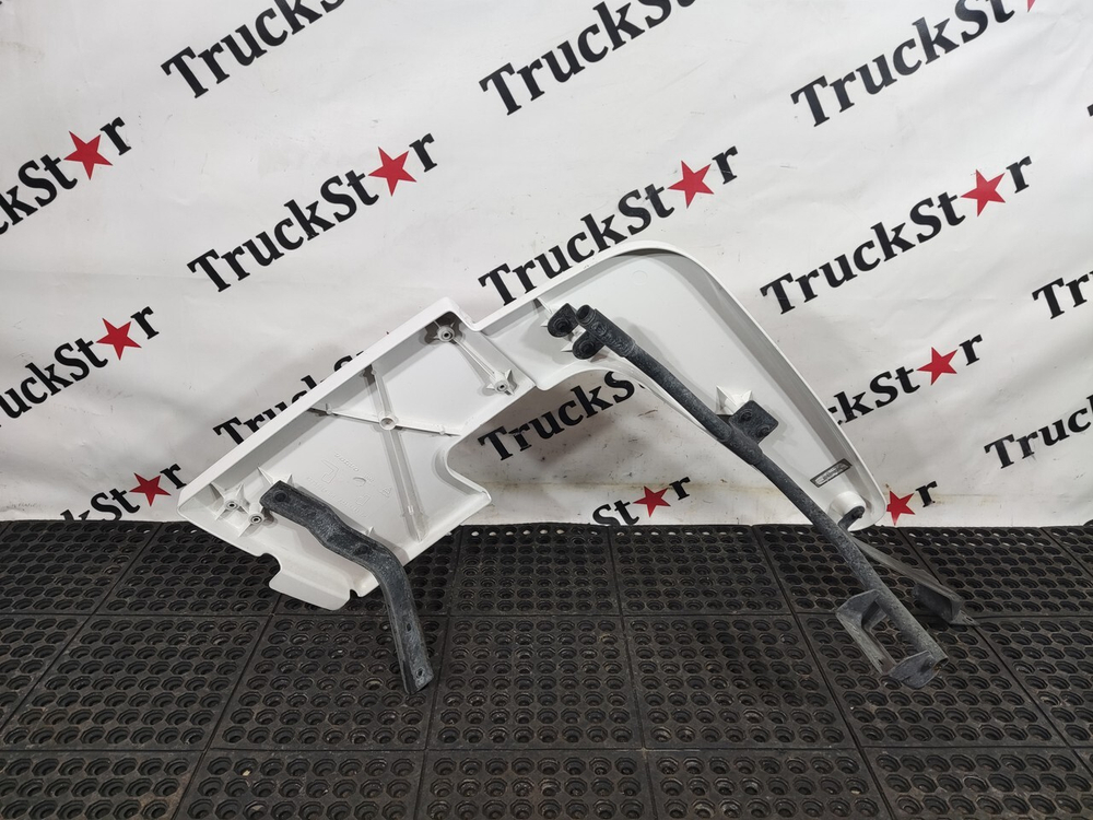 Спойлер кабины верхний левый