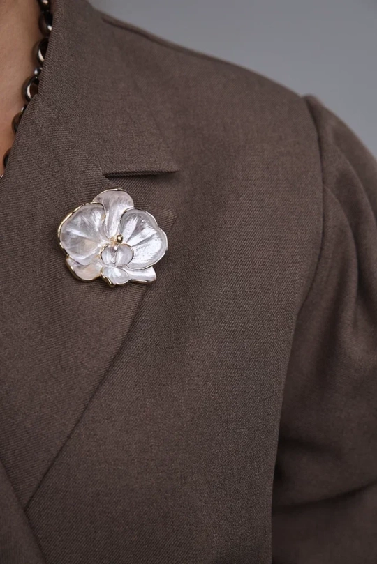 Брошь цветок орхидеи из перламутра с золотой окантовкой