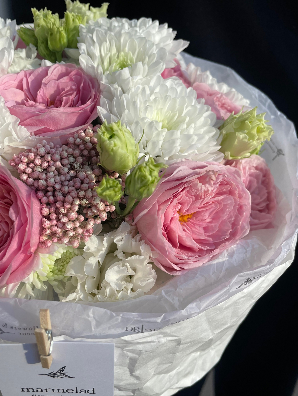 Сборный букет на основе хризантемы и кустовой пионовидной розы