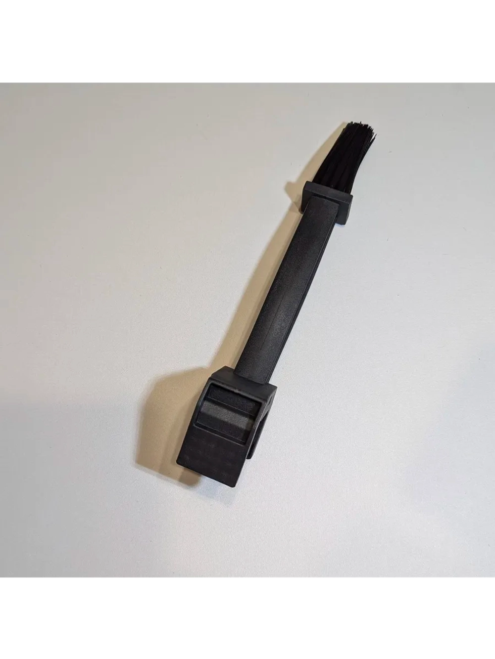 -- Щётка для очистки цепи мотоцикла