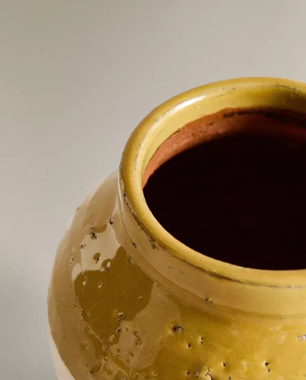 ZARA HOME МАЛЕНЬКАЯ ВАЗА В ДЕРЕВЕНСКОМ СТИЛЕ, ЖЕЛТО-КОРИЧНЕВЫЙ