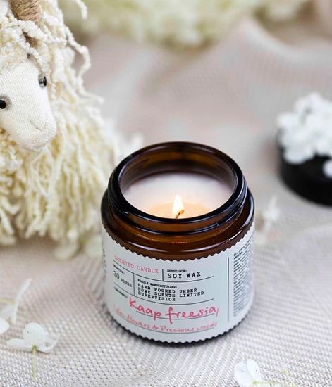 Фрезия сирень и драгоценное дерево, ароматическая свеча, Eteria cosmo