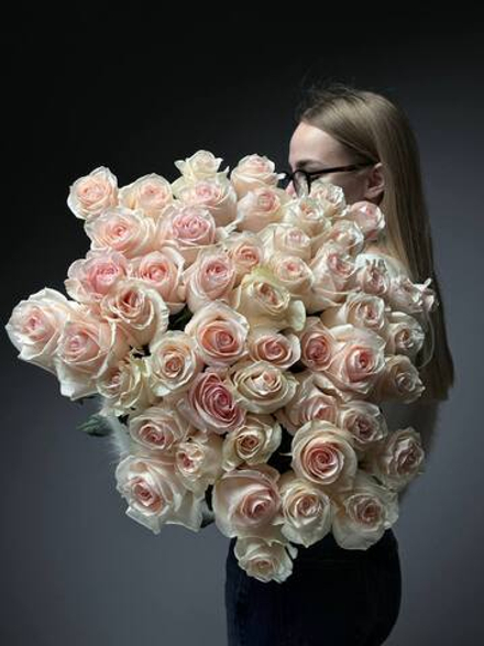Букет из 51 нежно розовых роз под ленту