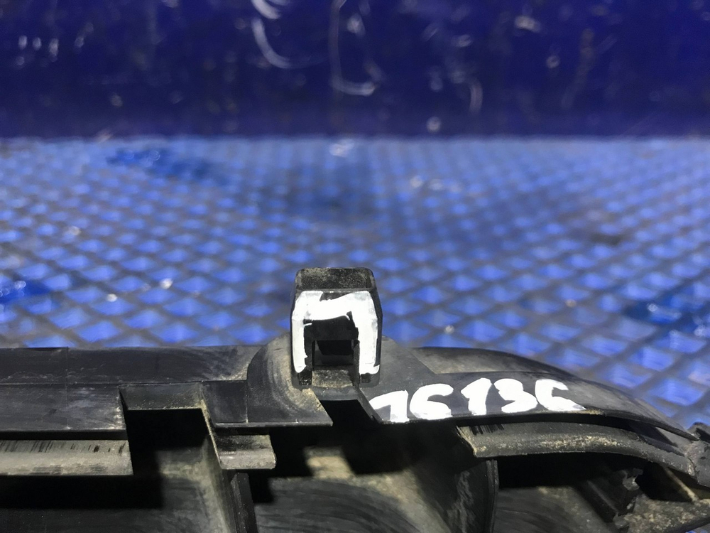 Крепление бампера переднее левое MAZDA DEMIO 2002-2005