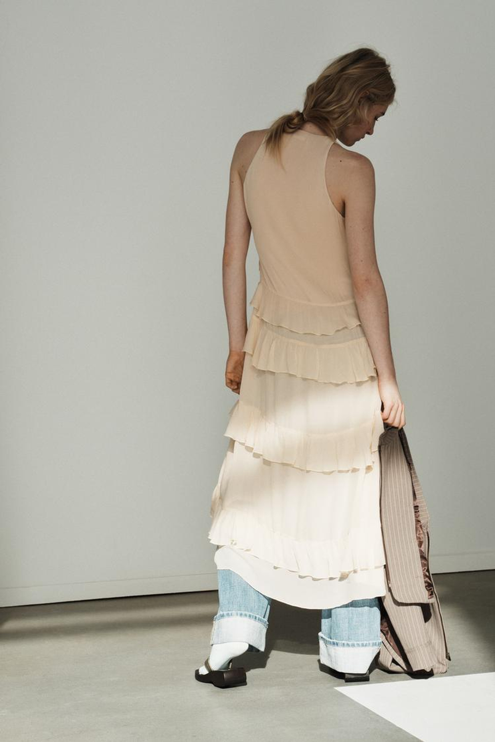 ZARA ПЛАТЬЕ МИДИ С ВОЛАНАМИ, КРЕМОВЫЙ