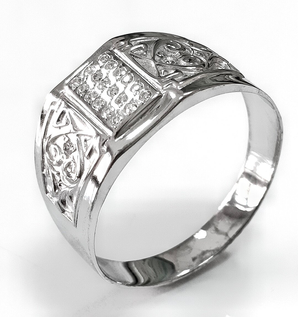 Ювелирное кольцо из серебра с фианитами