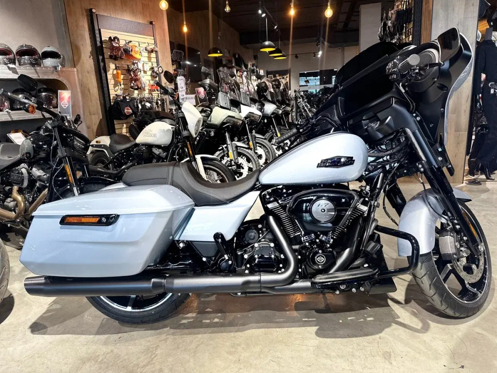 Harley-Davidson Street Glide 117 ATLAS SILVER METALLIC (BLACK TRIM) с НДС