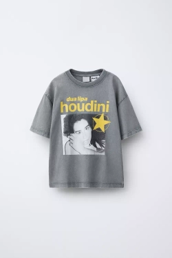 ZARA ФУТБОЛКА С ПРИНТОМ DUA LIPA ©, СЕРЫЙ