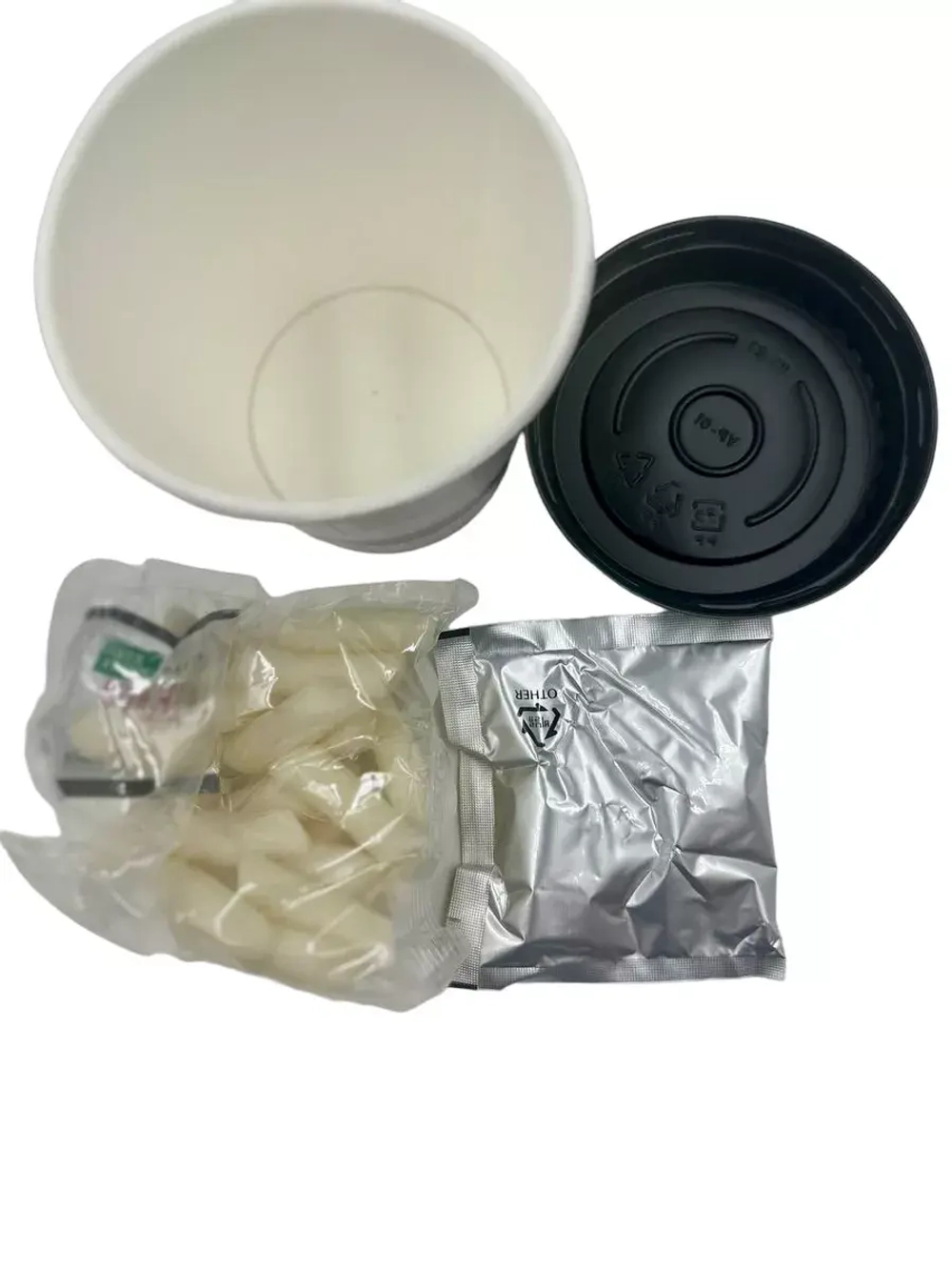 Рисовые палочки с соусом из сладкой красной фасоли