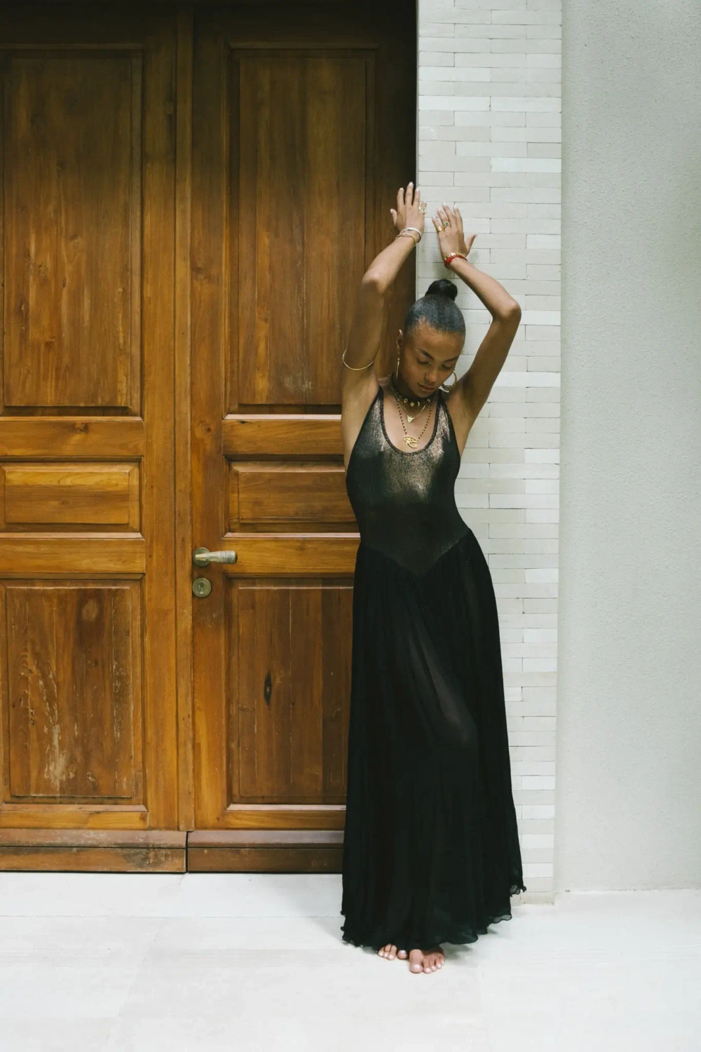 Черное платье-русалка с эффектом мерцания