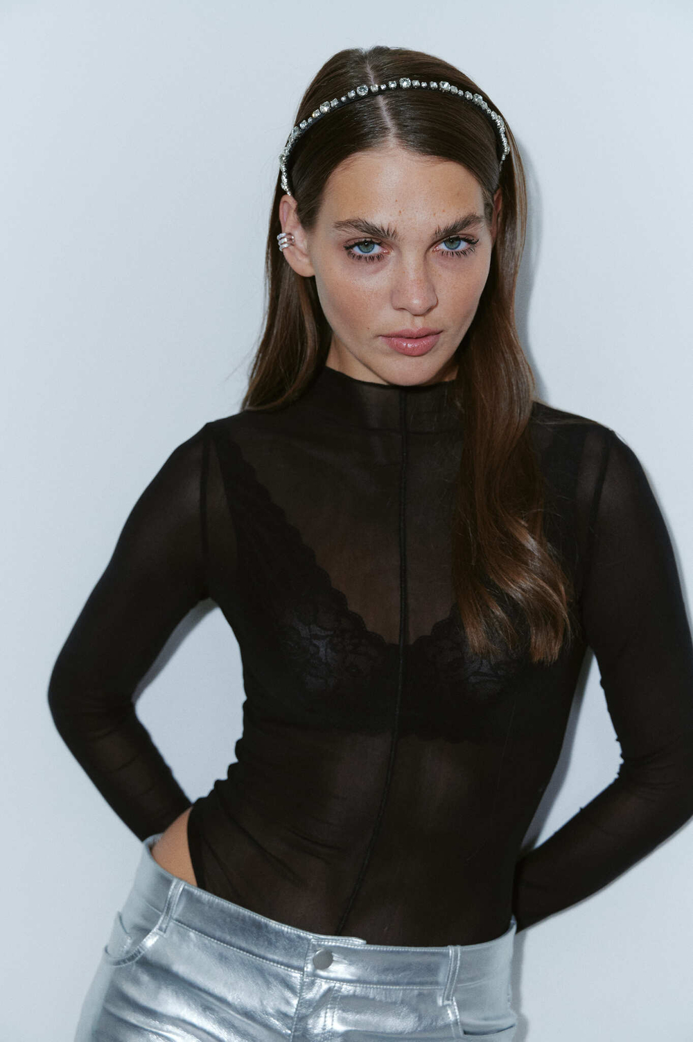 Тонкий ободок с белыми камнями