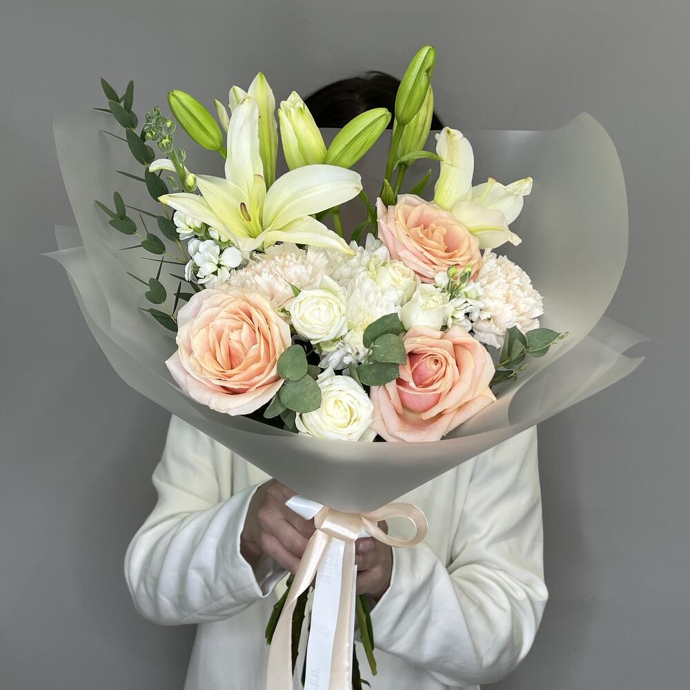 «Крем» букет с лилиями, кустовой розой мисс бомбастик, диантусами, маттиолой и кустовой хризантемой