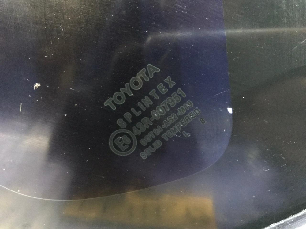 Стекло багажника правое TOYOTA COROLLA 1999