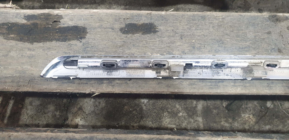 Молдинг решетки радиатора правый верхний Mercedes E-Class (W213) 16-20 Б/У Оригинал A2138880273