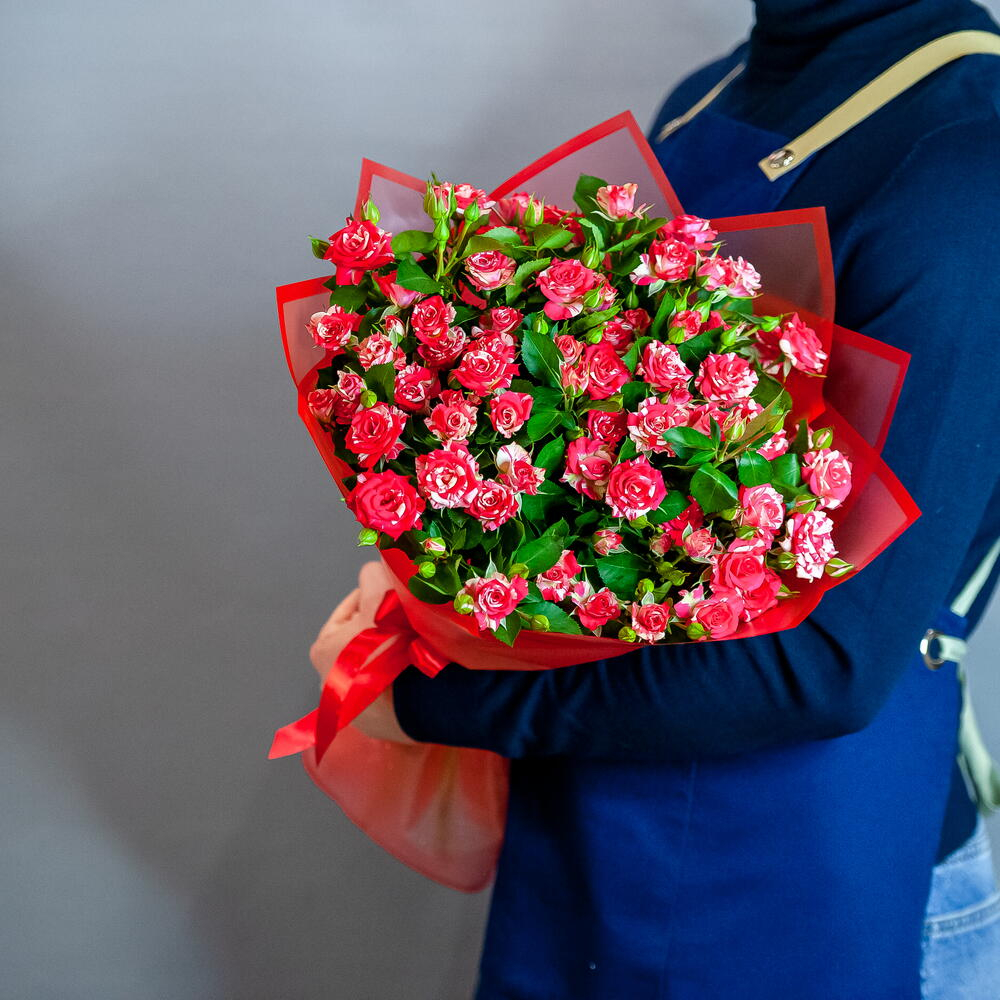 Букет ярких кустовых роз в в красном оформлении