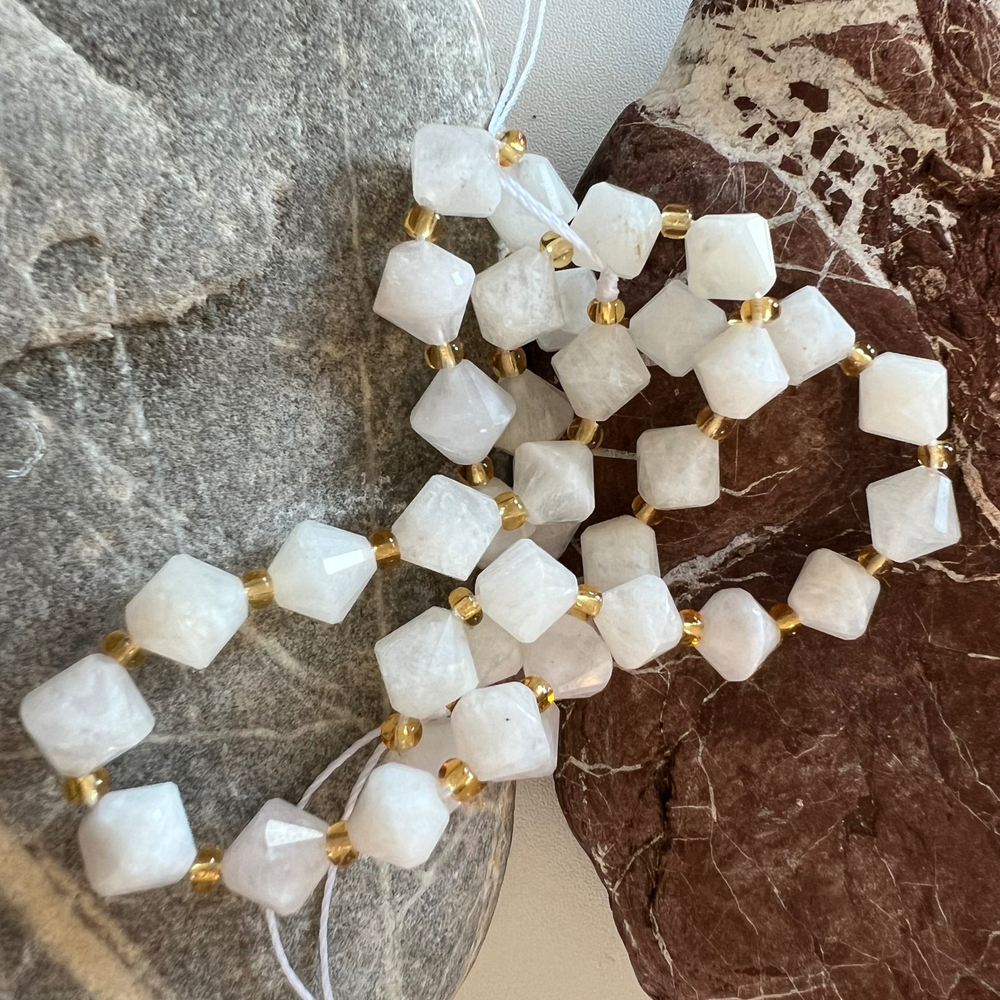 Лунный камень. Камни для изделий на заказ. Цена зависит от вида заказанного изделия