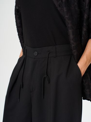 Черные брюки на резинке