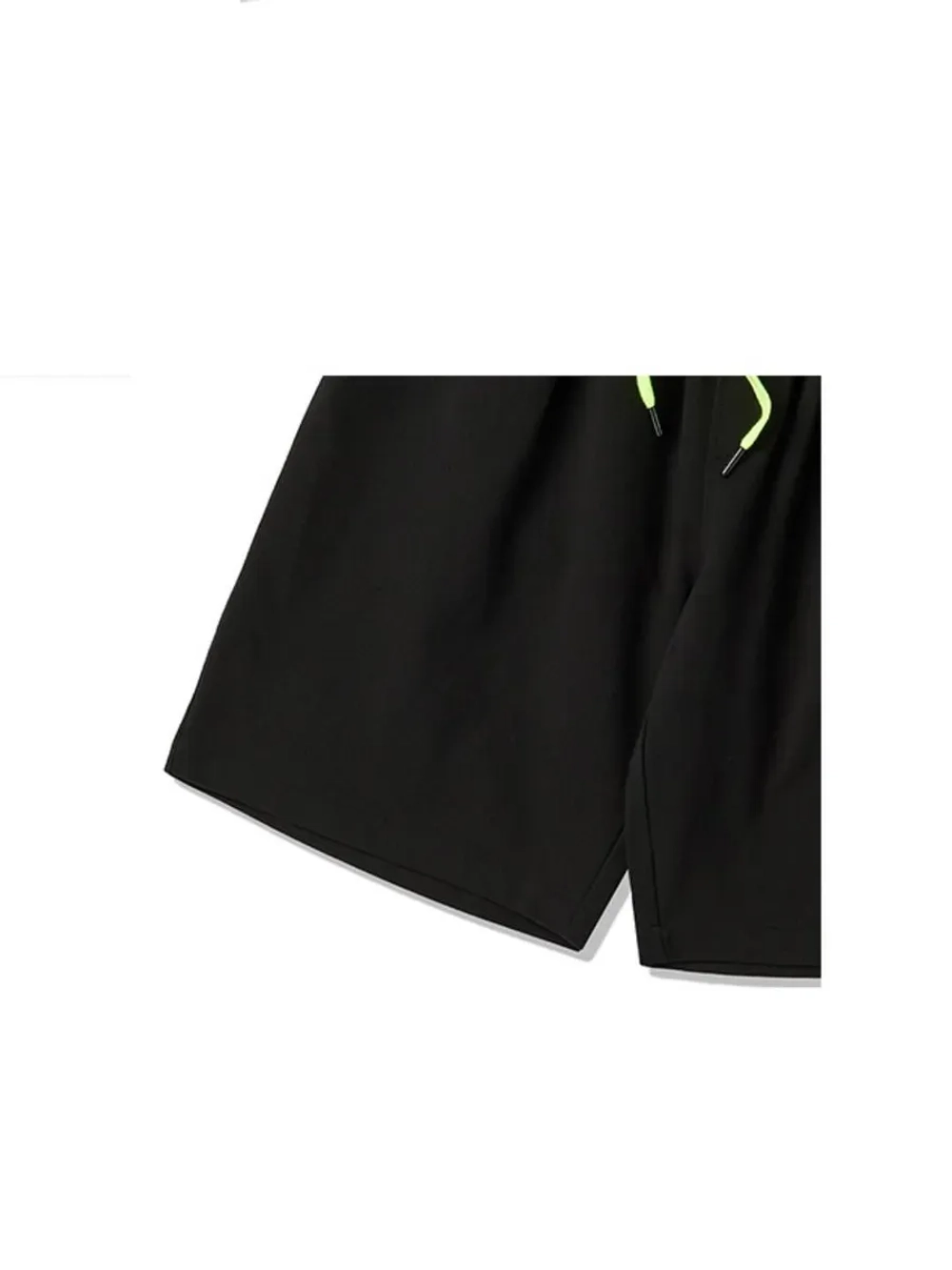 Шорты с высокий посадкой и неоновыми шнурками