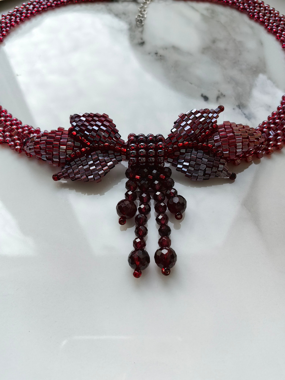 Колье "Бантик" ручной работы из бисера и камня гранат (альмандин)
