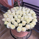Композиция с 55 белыми розами сорта "Мондиаль" (Эквадор 60 см)