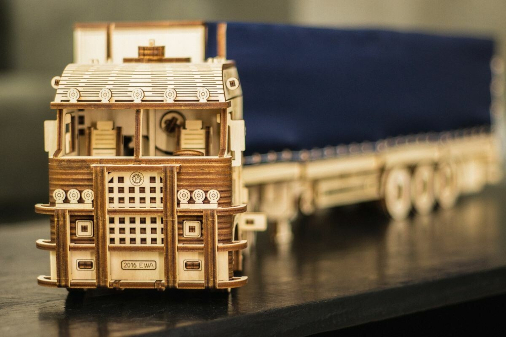 Грузовик Тягач Король дорог от EWA - Деревянный конструктор, сборная механическая модель, 3D пазл