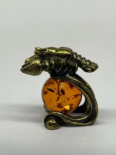Бронзовая статуэтка на янтаре
