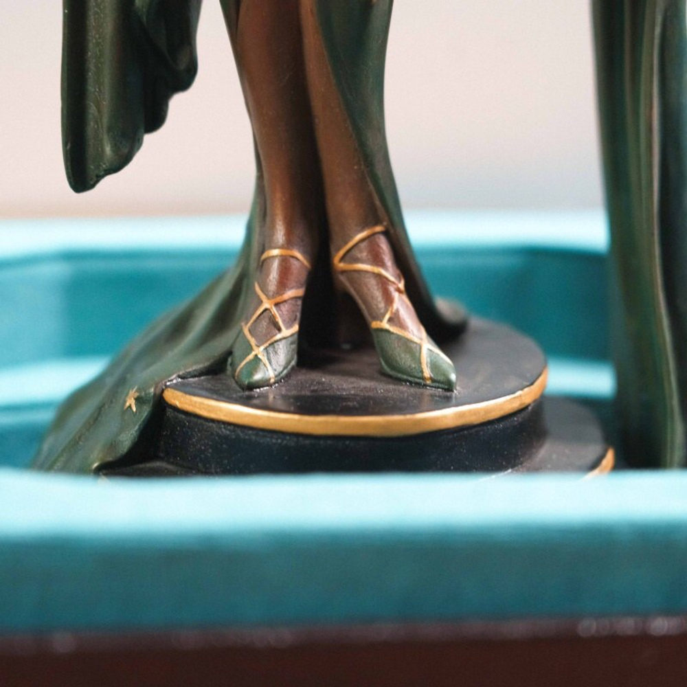 Скульптура «Элегантная дама в изумрудном платье»