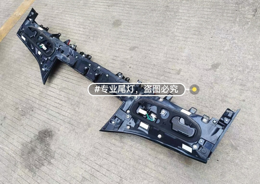 Оригинальный задний фонарь (стоп-сигнал) для Toyota Vellfire