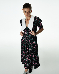 Платье с белым воротником