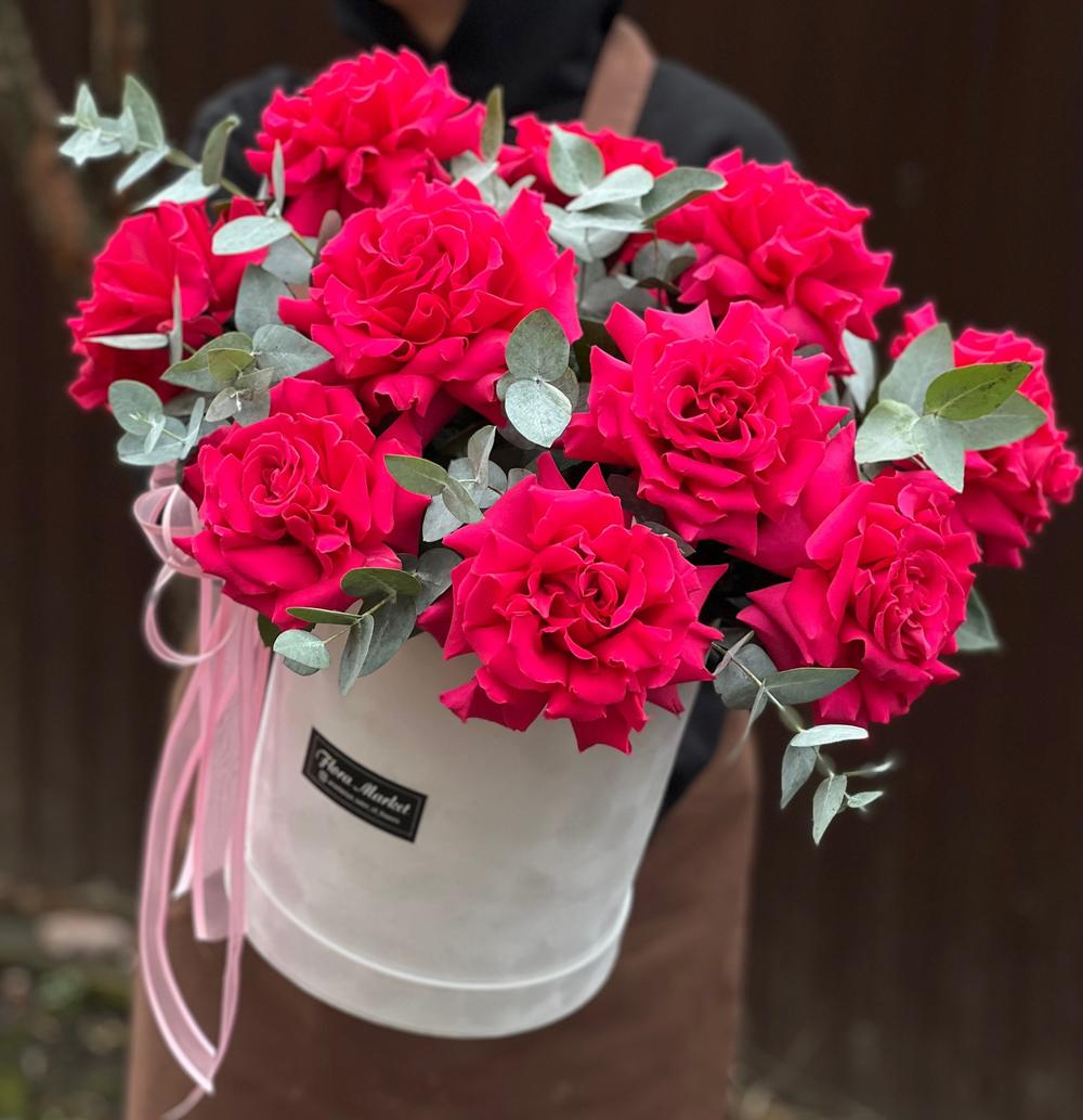 Бархатная шляпная коробка из французских розам оттенка фуксии и эвкалипта