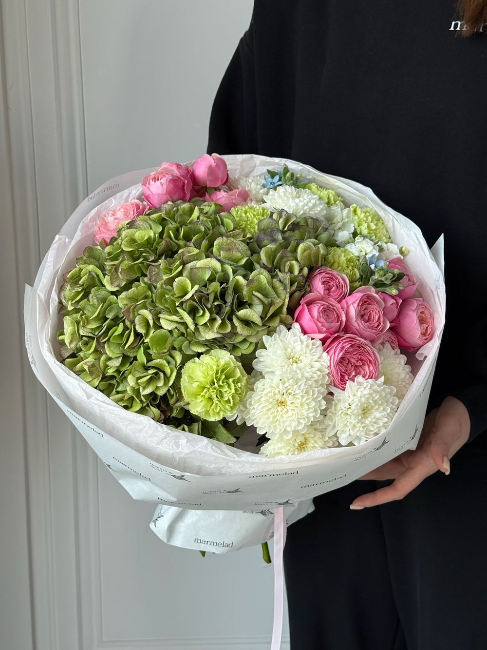 Букет из кустовых пионовивидных роз, гортензии, оксипеталума, хризантемы и диантусов