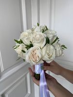 Свадебный букет из одноголовых роз и зелени