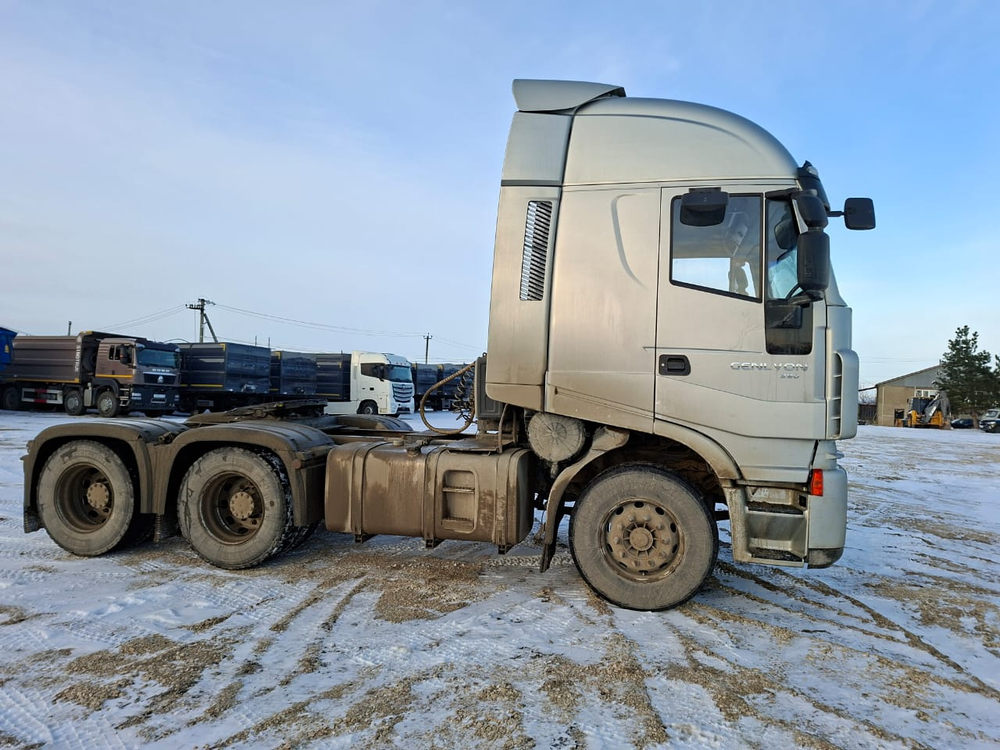 HONGYAN CQ* 6x4 Седельный тягач CQ4256HTVG334 (Дизельный, 8,7 л, 388 л.с., МТ)