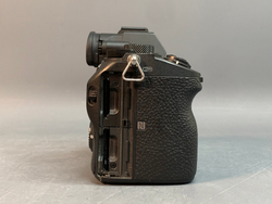 Sony A7 III 20.822 кадров, один из разъемов карт не работает, скол на корпусе