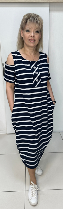 Трикотажное платье в полоску с вынутыми плечиками на большие размеры