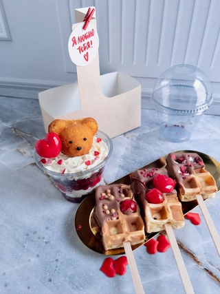 Трайфл-торт в стаканчике «Медвежонок с любовью» + мини бельгийские вафли в шоколаде