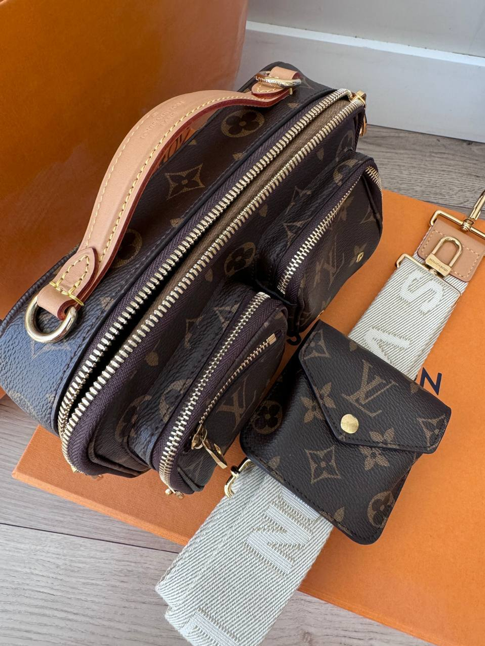 Сумка Louis Vuitton Utility Crossbody