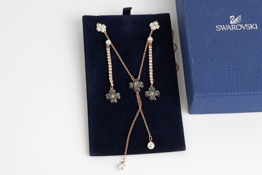 Комплект Swarovski из серег-пусетов с подвесками и колье