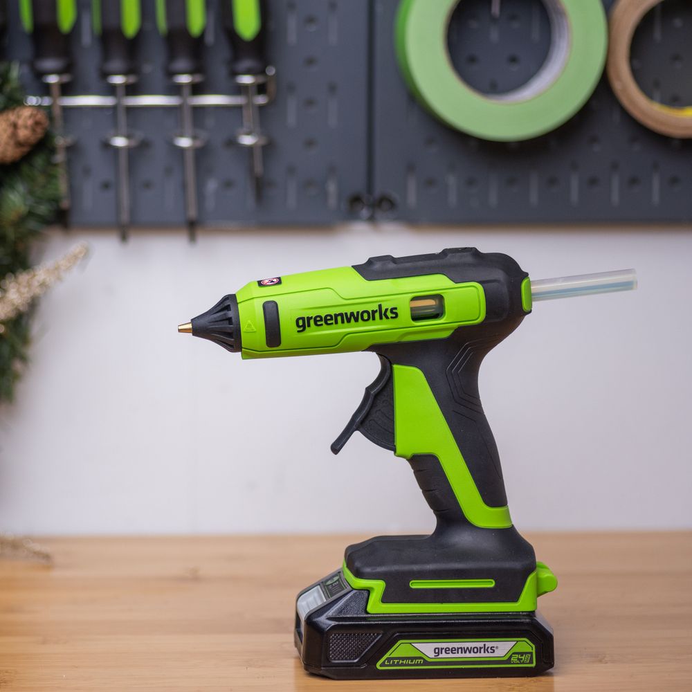 Пистолет клеевой акк. Greenworks G24GLG, 24V, 150°С, нагрев 90 сек, стержни 11 мм, антикапля,1х2Ач,ЗУ,кор (3502207CUA)