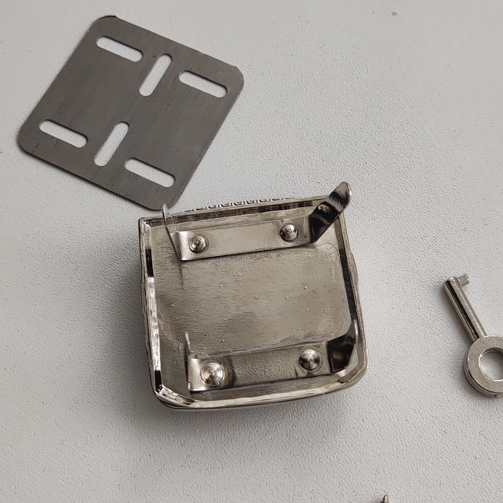 Замок-защелка портфельный на винтах 42*40 Серебро
