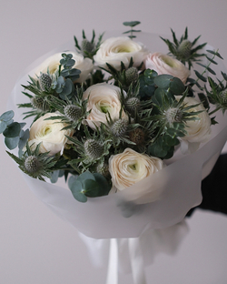 Букет с ранункулюсами и эрингиумом